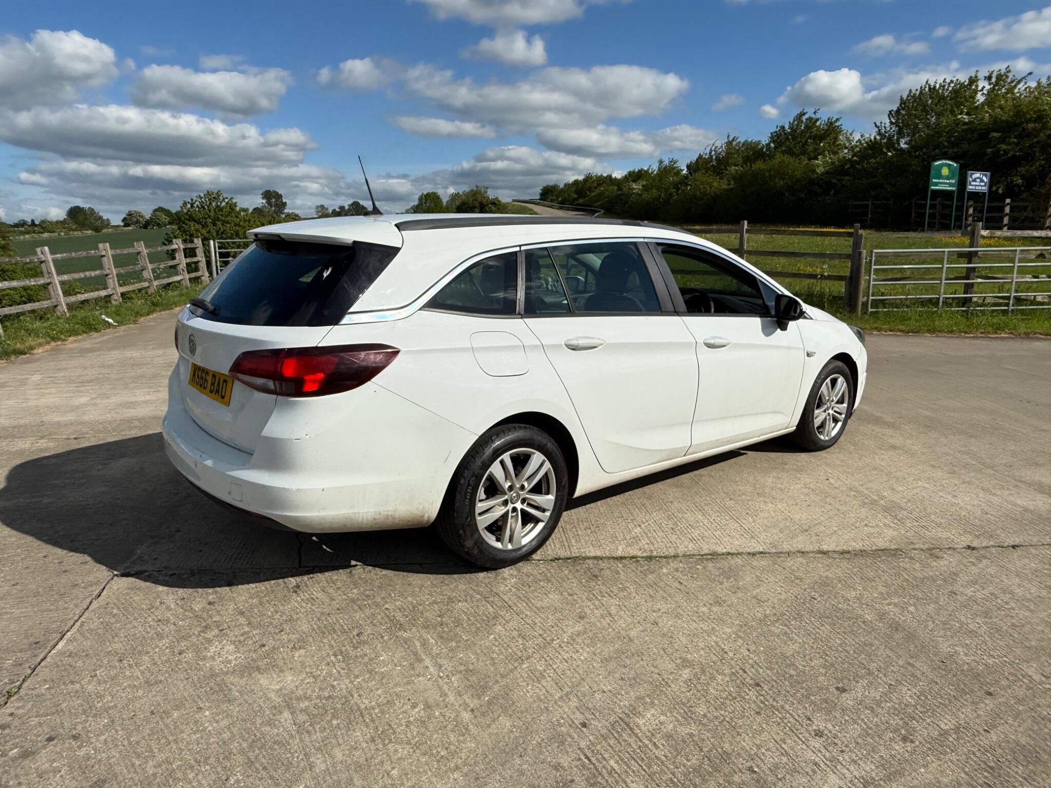 Vauxhall Astra 1.6 CDTi Tech Line Sports Tourer Euro 6 (s/s) 5dr — photo 84 of 104
